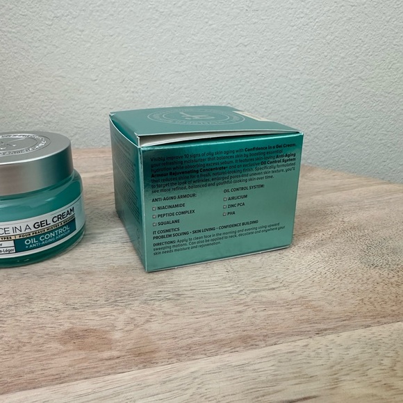 New It Cosmetics Confidence in a Gel Cream Oil-Free Moisturizer 2 US FL Oz. - Picture 3 of 11
